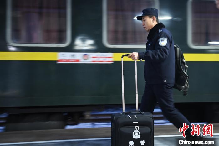 線上賭場：（新春走基層）老乘警最後的春運：26載“列車情緣”見証時代變遷