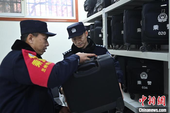 線上賭場：（新春走基層）老乘警最後的春運：26載“列車情緣”見証時代變遷