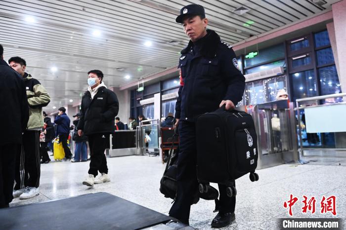 線上賭場：（新春走基層）老乘警最後的春運：26載“列車情緣”見証時代變遷