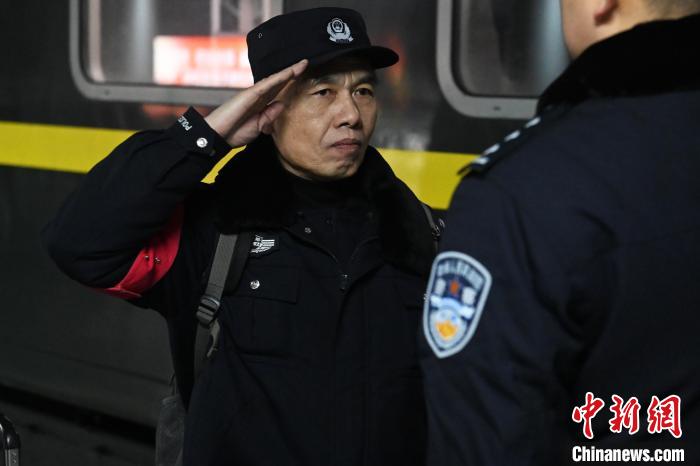線上賭場：（新春走基層）老乘警最後的春運：26載“列車情緣”見証時代變遷